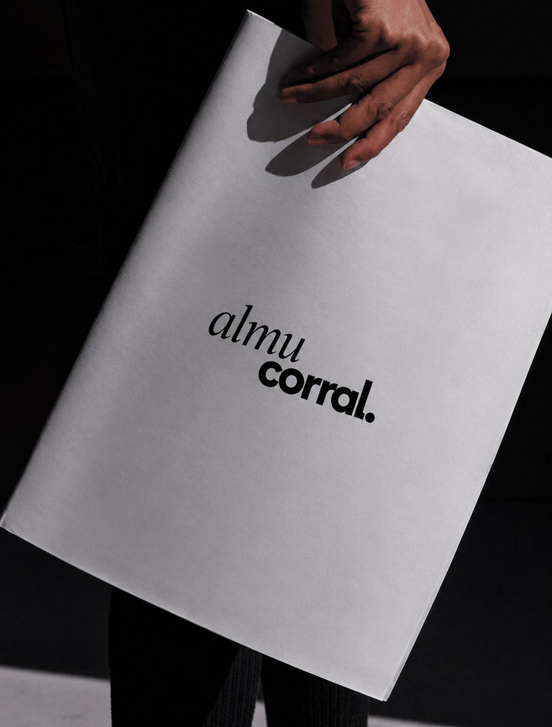 Papel con el logotipo de Almu Corral